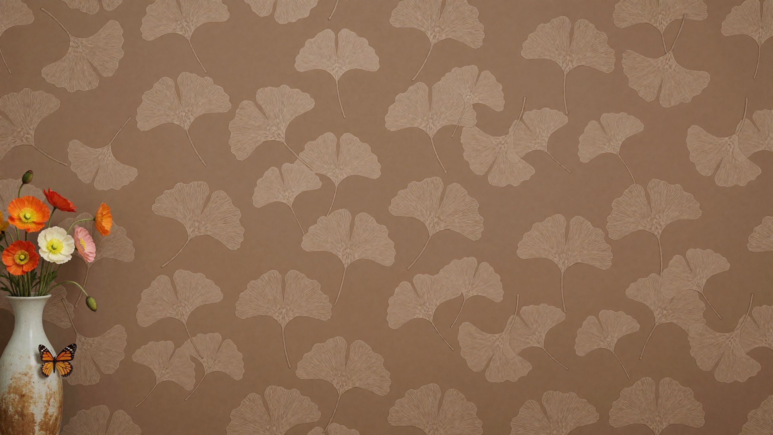 Wohnraum-Mockup „Taupe-Ginkgo“ mit freier Wandfläche